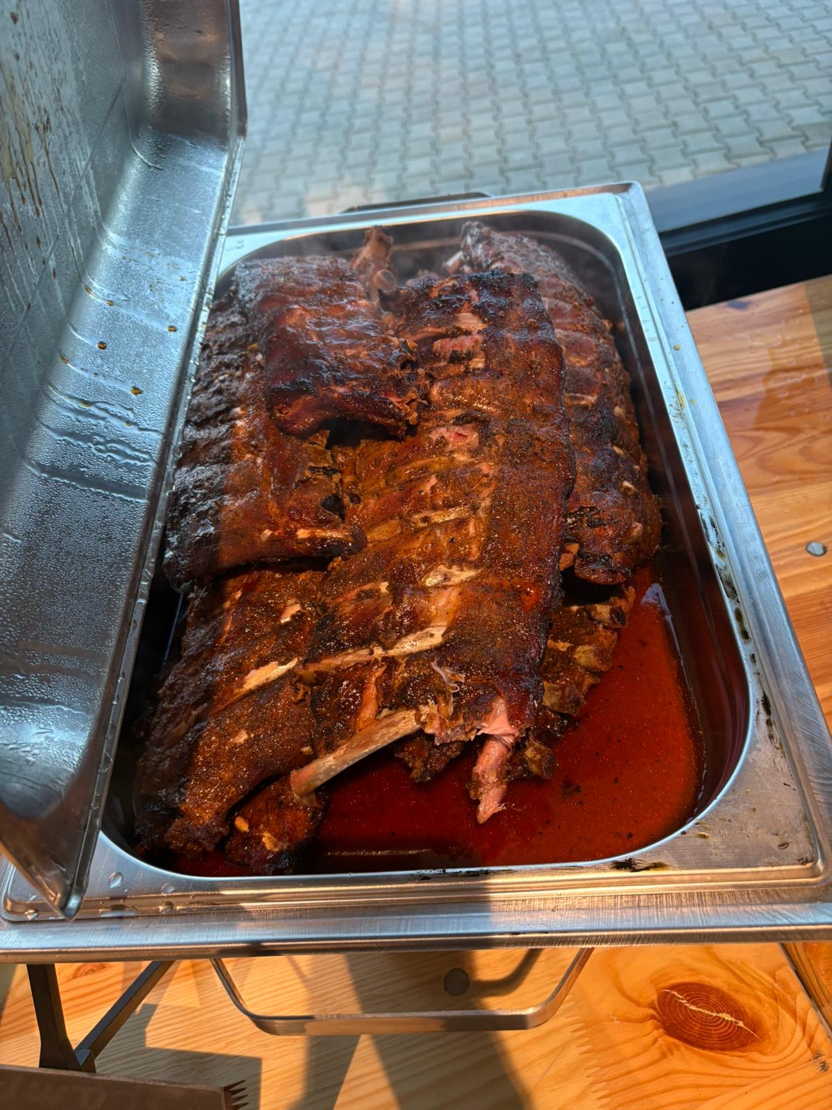 Frisch servierte Spare Ribs in der Gastro-Schale