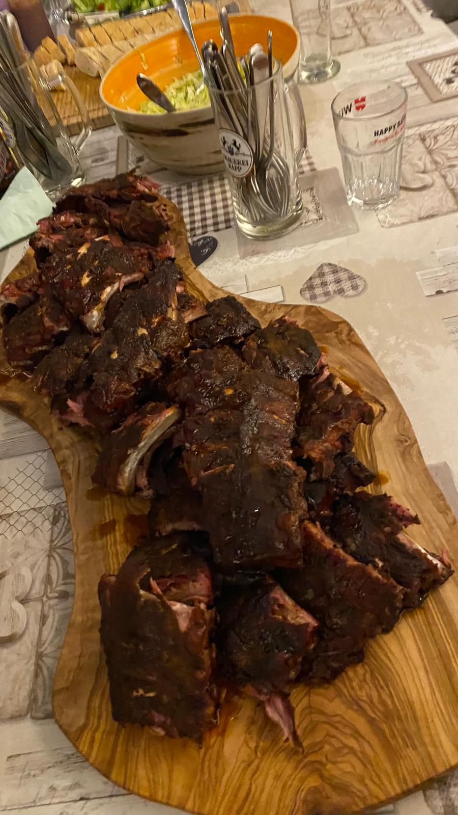 Spare Ribs auf dem Holzbrett — bereit zum Servieren