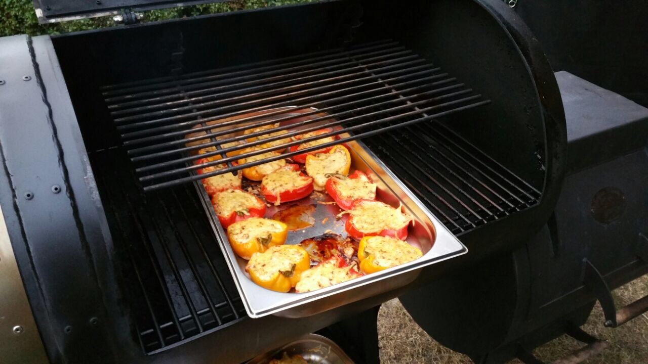 Gegrillte Paprika mit Knoblauchbutter aus dem Smoker