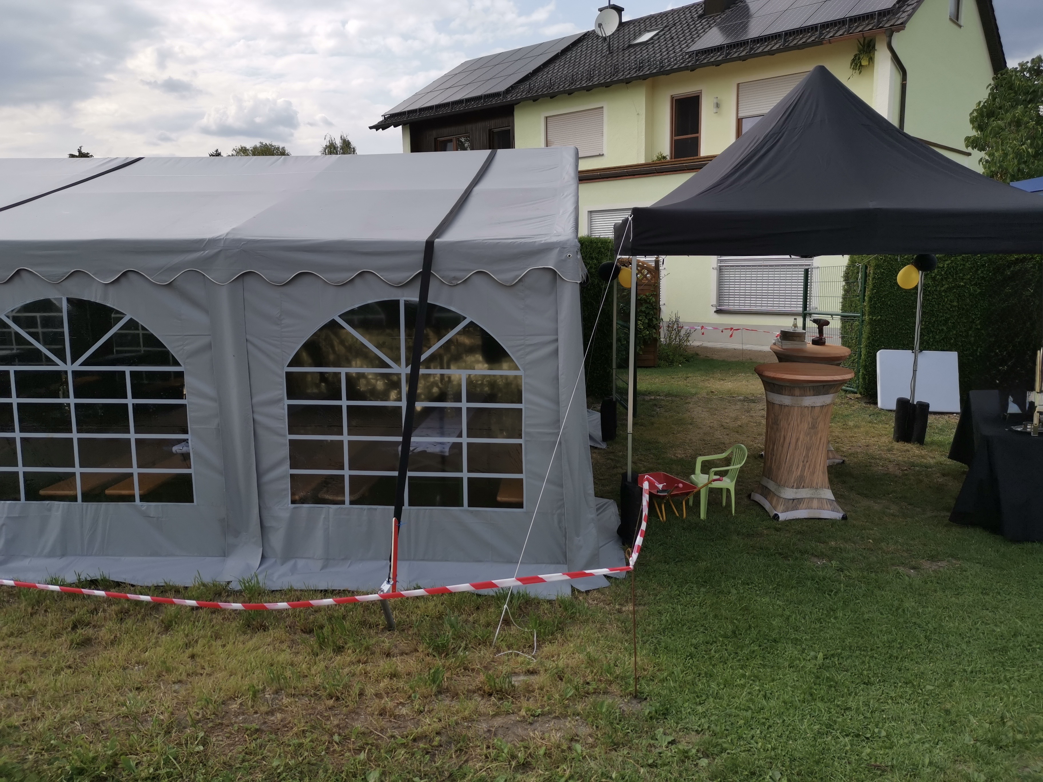 Event-Aufbau mit Partyzelt und Stehtischen