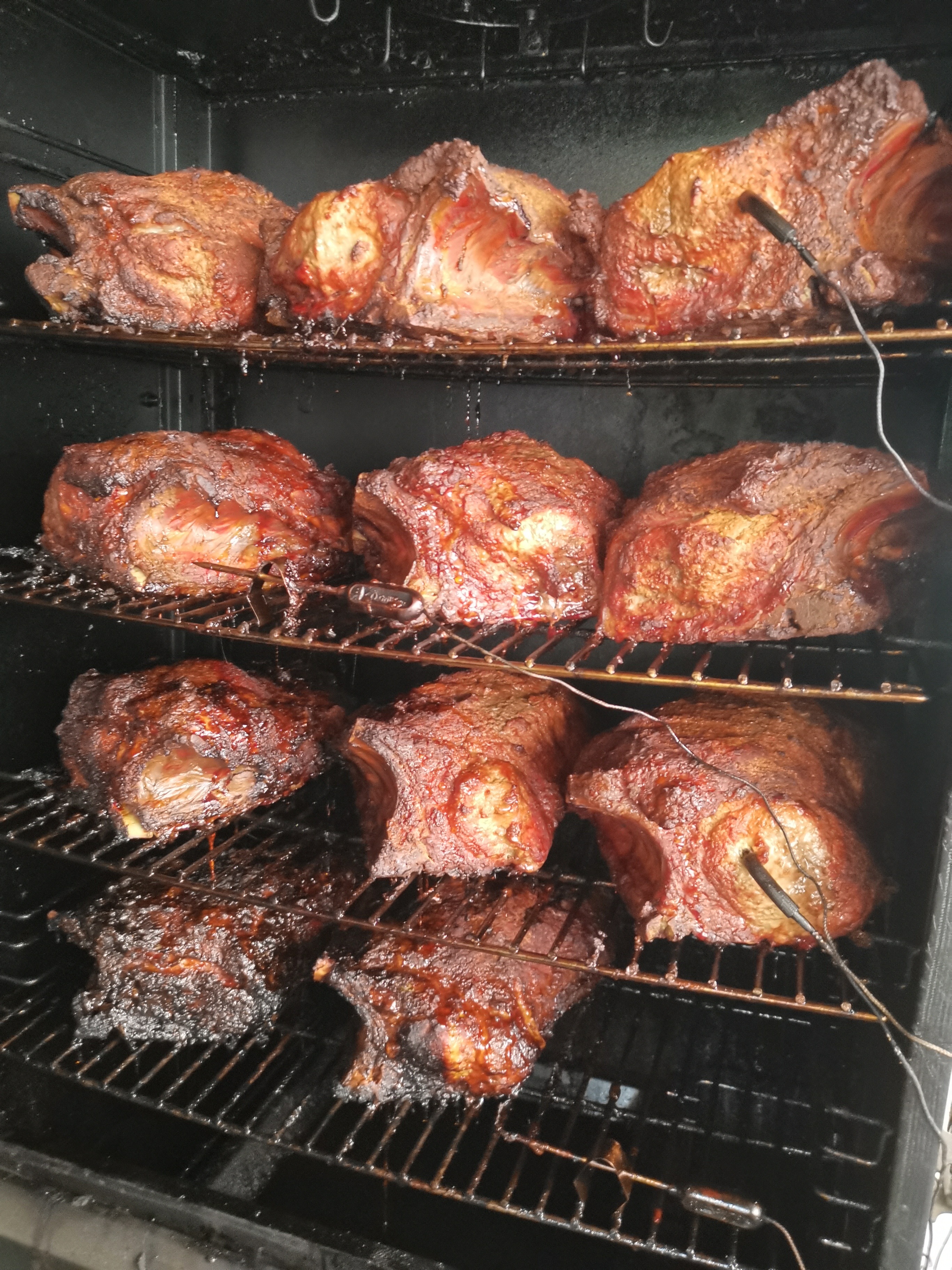 Pulled Pork Schultern im Profi-Smoker — Low & Slow