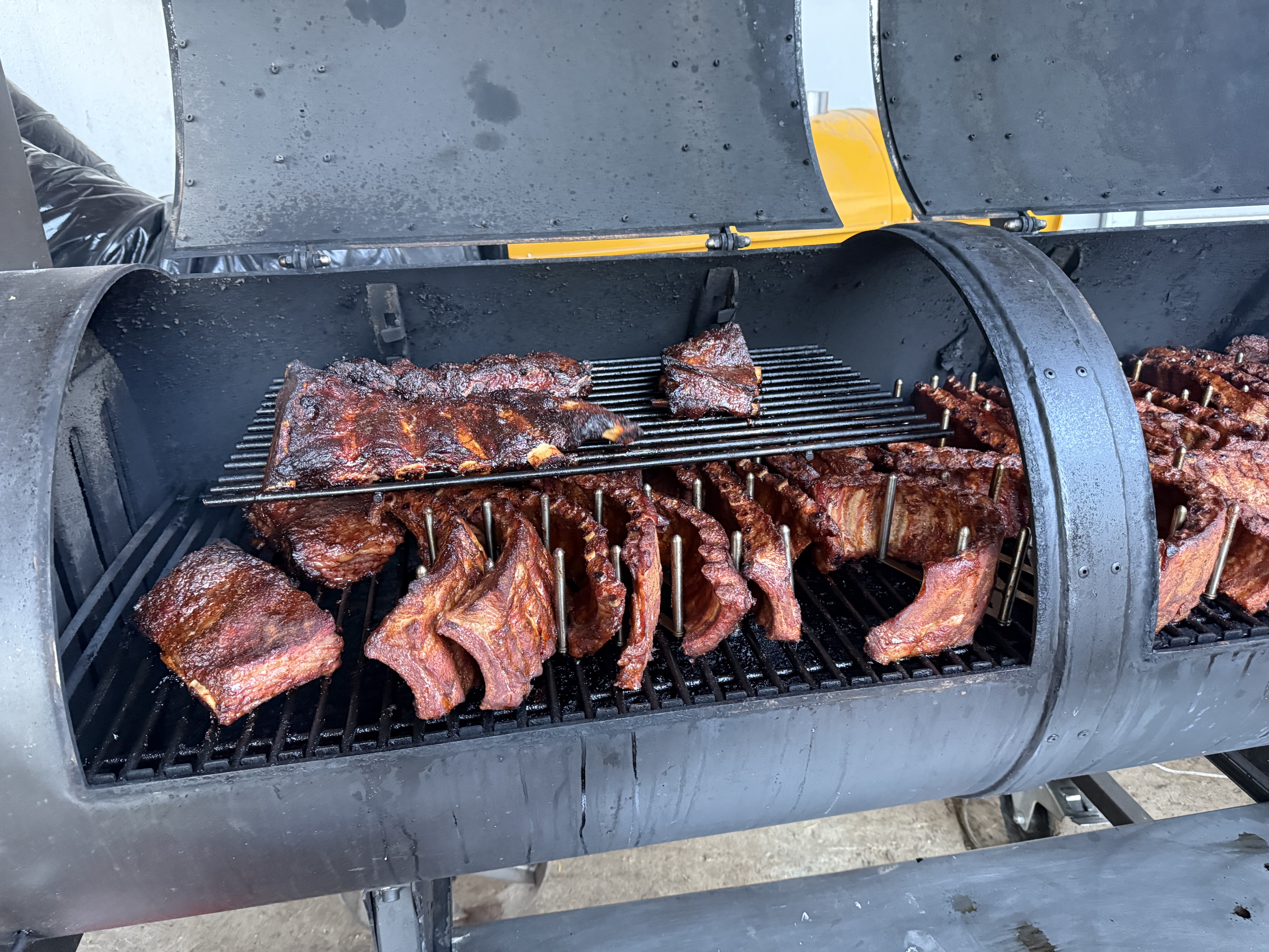 Spare Ribs im großen Bayrisch Barbecue Smoker