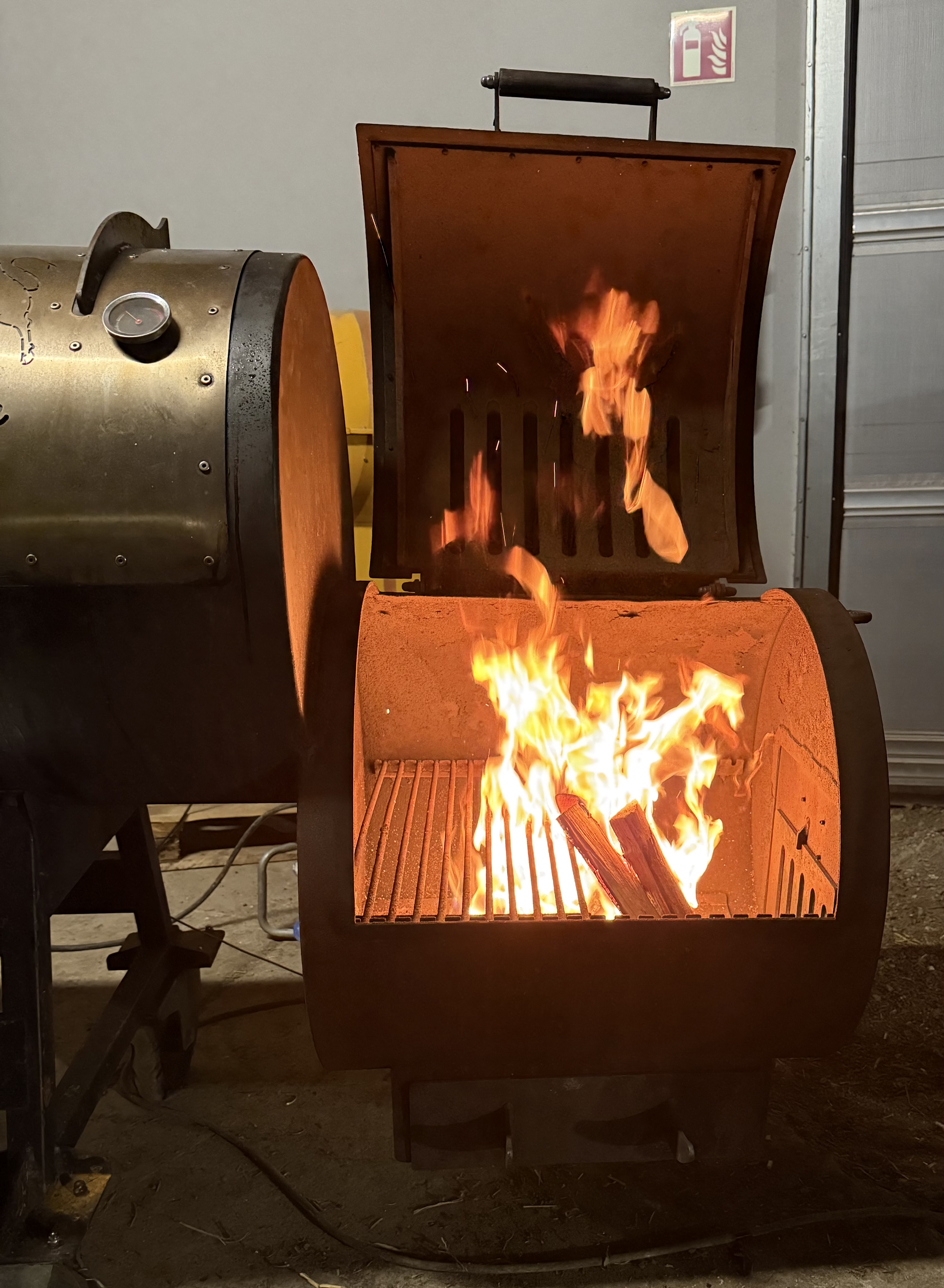 Smoker wird angeheizt — Feuer lodert