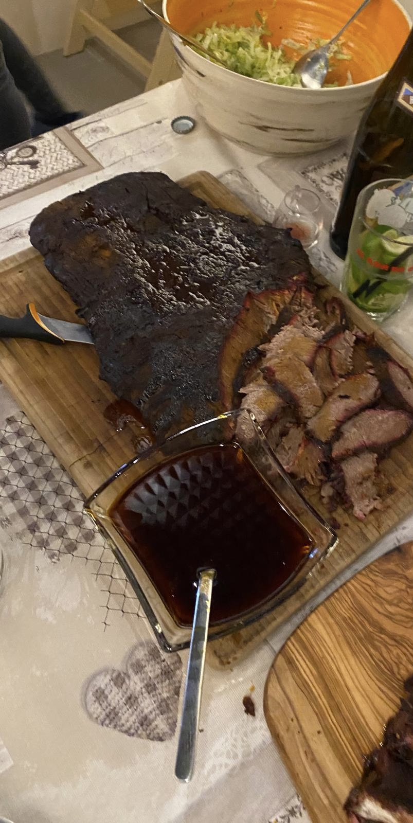 Brisket angeschnitten mit hausgemachter BBQ-Soße