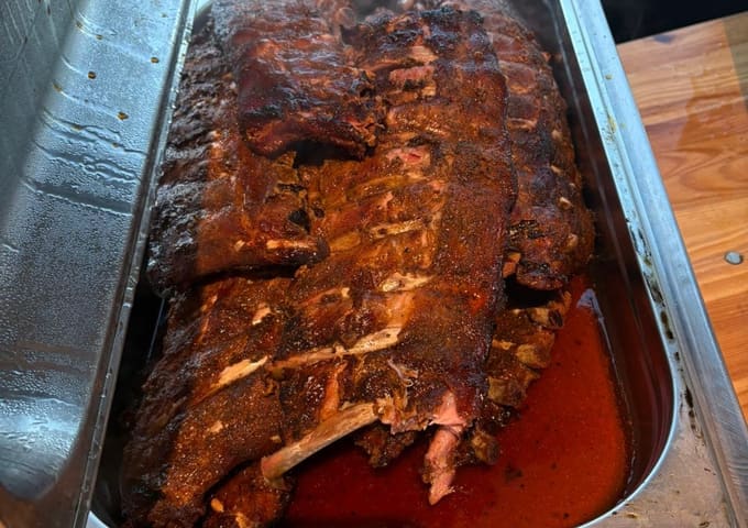 Frisch servierte Spare Ribs in der Gastro-Schale