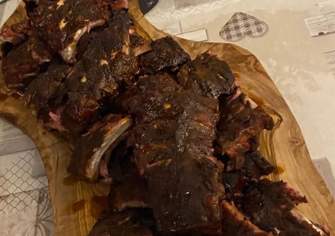 Spare Ribs auf dem Holzbrett — bereit zum Servieren