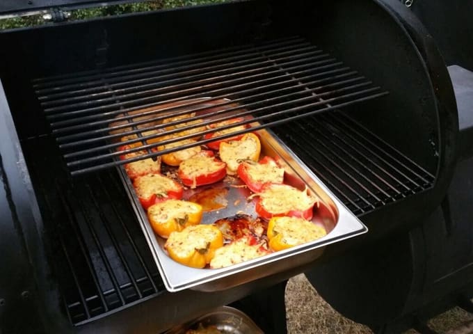 Gegrillte Paprika mit Knoblauchbutter aus dem Smoker