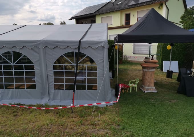 Event-Aufbau mit Partyzelt und Stehtischen