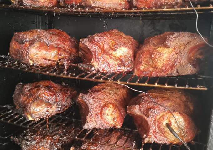 Pulled Pork Schultern im Profi-Smoker — Low & Slow
