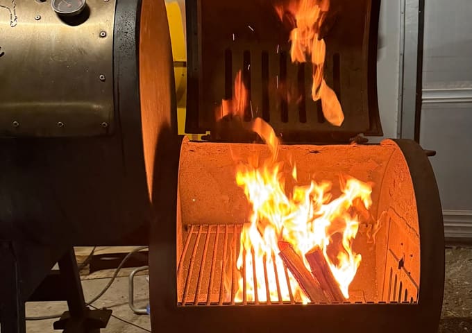 Smoker wird angeheizt — Feuer lodert
