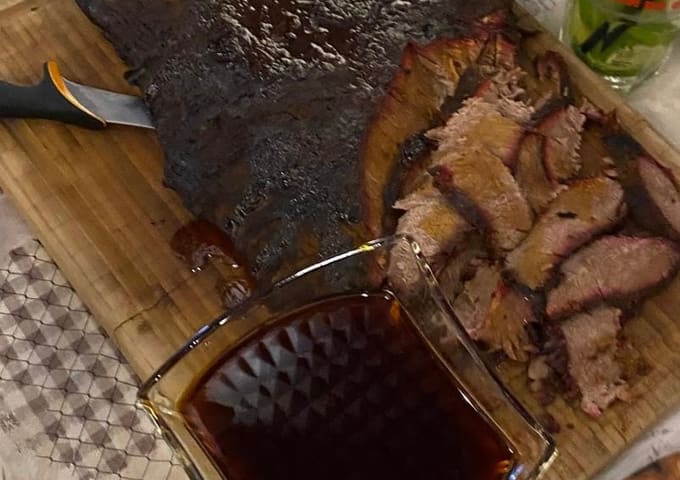 Brisket angeschnitten mit hausgemachter BBQ-Soße